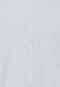 Camisa a rayas en azul claro y blanco, hecha de algodón, con un cierre frontal de botones y pequeños botones redondos de color crema.