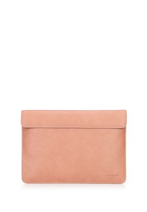 Leren laptop sleeve in zacht perzik met een minimalistisch ontwerp. Voorzien van een flap sluiting en een handtekening embossing in de rechteronderhoek.