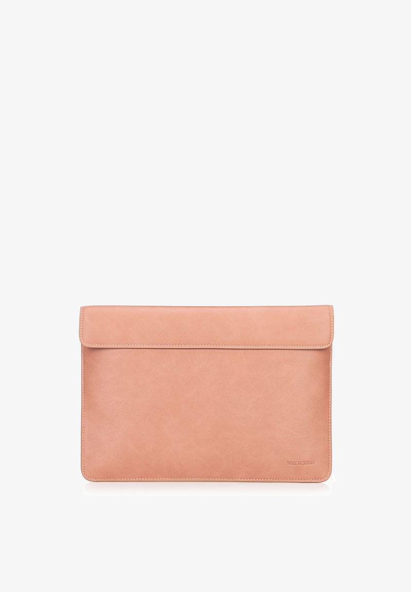 Laptoptasche aus Leder in sanftem Pfirsich mit minimalistisches Design. Verfügt über einen Klappverschluss und ein charakteristisches Prägung in der unteren rechten Ecke.