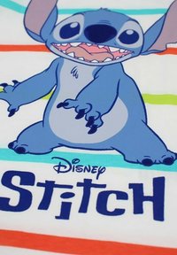 Graphique de Stitch de Disney sur un tissu blanc, présentant un personnage bleu avec de grandes oreilles, des dents aiguës et des griffes noires, rehaussé de rayures horizontales colorées.