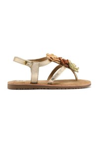 Sandali metallici dorati con suola piatta, caratterizzati da un design floreale in tonalità terrose. Cinturino alla caviglia regolabile e insole testurizzata.