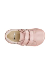 Scarpa in pelle rosa con punta arrotondata, doppie fascette in velcro e superficie liscia. L'interno presenta una soletta imbottita.
