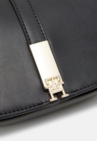 Tommy Hilfiger HERITAGE - Ülerinna-kott - black