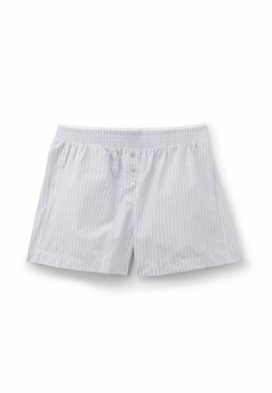 Hvide boksershorts med tynde lodrette grå striber, elastisk linning og tre knapper foran på en hvid baggrund.