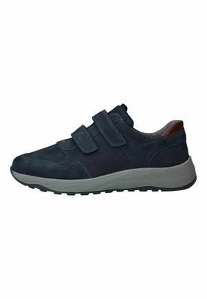 Marineblauwe sneaker met twee klittenbandsluitingen, mesh en leren bovenwerk, grijze zool en bruine hielaccent, gezien vanaf de buitenkant.