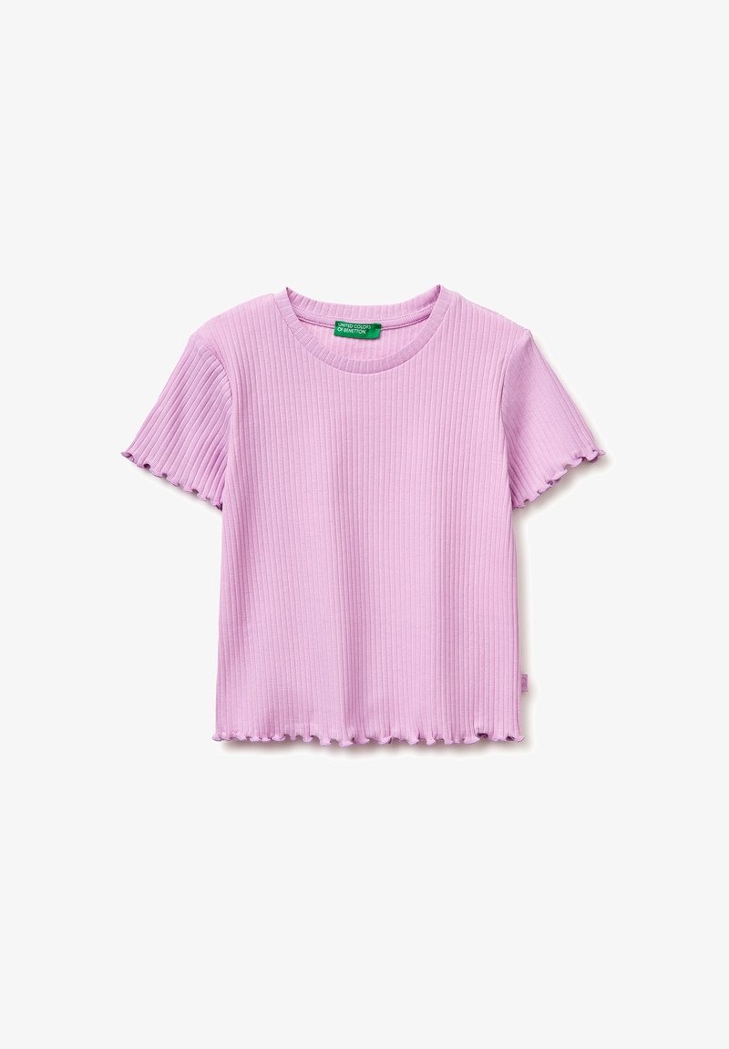 Fliederfarbenes, geripptes Kurzarmshirt mit rundem Ausschnitt und gewellten Säumen, beschriftet mit United Colors of Benetton.