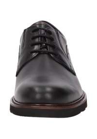 Scarpa da uomo in pelle nera con punta arrotondata, design a cinque occhielli con lacci e tacco impilato marrone. Presenta una texture liscia e dettagli minimi.
