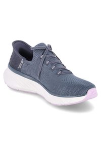 Blau gestrickter Sportschuh mit strukturiertem Obermaterial, Schnürdesign, weißer Zwischensohle und Lavendelakzenten an der Außensohle.