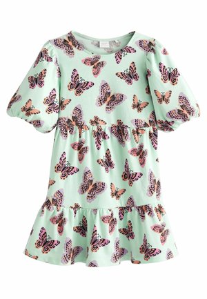 Robe verte claire à manches courtes avec un ourlet à volants en couches, ornée d'imprimés de papillons colorés en rose, violet et noir. Tissu doux.