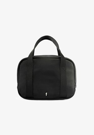 Kompaktowa czarna torebka z dwoma krótkimi materiałowymi uchwytami i małym, srebrnym logo w kształcie ptaka na środkowej przedniej części.