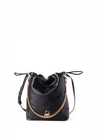 Borsa a secchiello nera in ecopelle con parte superiore arricciata, dettaglio in catena dorata, tracolla removibile e logo sulla parte anteriore.