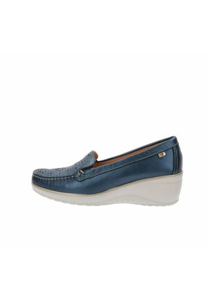 Mocassin compensé en cuir bleu avec tige perforée, détails cousus et semelle en caoutchouc blanche.