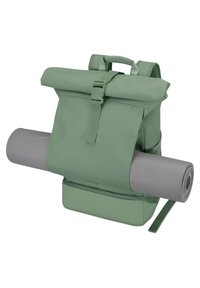 Zöld, felgörgethető hátizsák tartós anyagból, állítható pántokkal, elülső csattal és egy szürke jógaszőnyeggel, amely az oldalán van rögzítve.