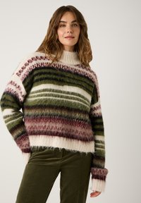 Pull en tricot coloré avec col montant, présentant des rayures horizontales en vert, bordeaux, crème, et des accents texturés. Matériau doux et pelucheux.