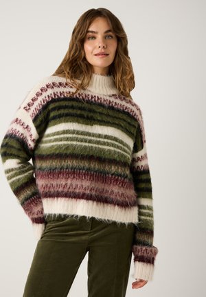 Bunter gestrickter Pullover mit hohem Kragen, der horizontale Streifen in Grün, Burgunderrot, Creme und strukturierte Akzente aufweist. Flauschiges Material.