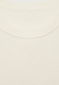 Cappotto a maglia a coste color crema con scollo tondo, caratterizzato da un tessuto morbido e testurizzato e da sottili linee verticali su tutta la superficie.