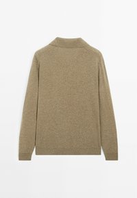Texturiertes, beiges Strickpullover mit Kragen, langen Ärmeln und geripptem Saum. Einfaches Design ohne Muster oder Verzierungen, von hinten betrachtet.