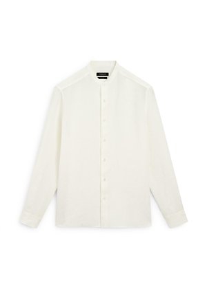 Biała koszula z długim rękawem, kołnierzykiem typu mandarynka oraz guzikami z przodu, położona płasko na białym tle.