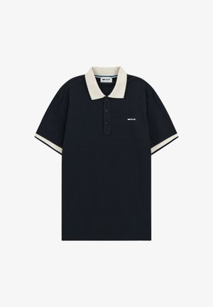 Polo shirt blu navy con colletto e dettagli delle maniche di un leggero beige. Presenta una chiusura a tre bottoni e un piccolo logo del marchio sul petto.