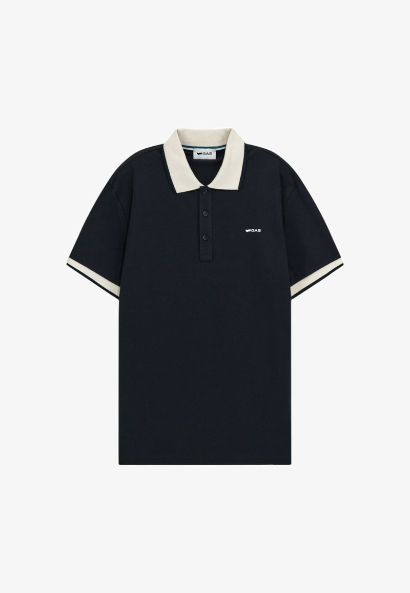 Polo shirt blu navy con colletto e dettagli delle maniche di un leggero beige. Presenta una chiusura a tre bottoni e un piccolo logo del marchio sul petto.