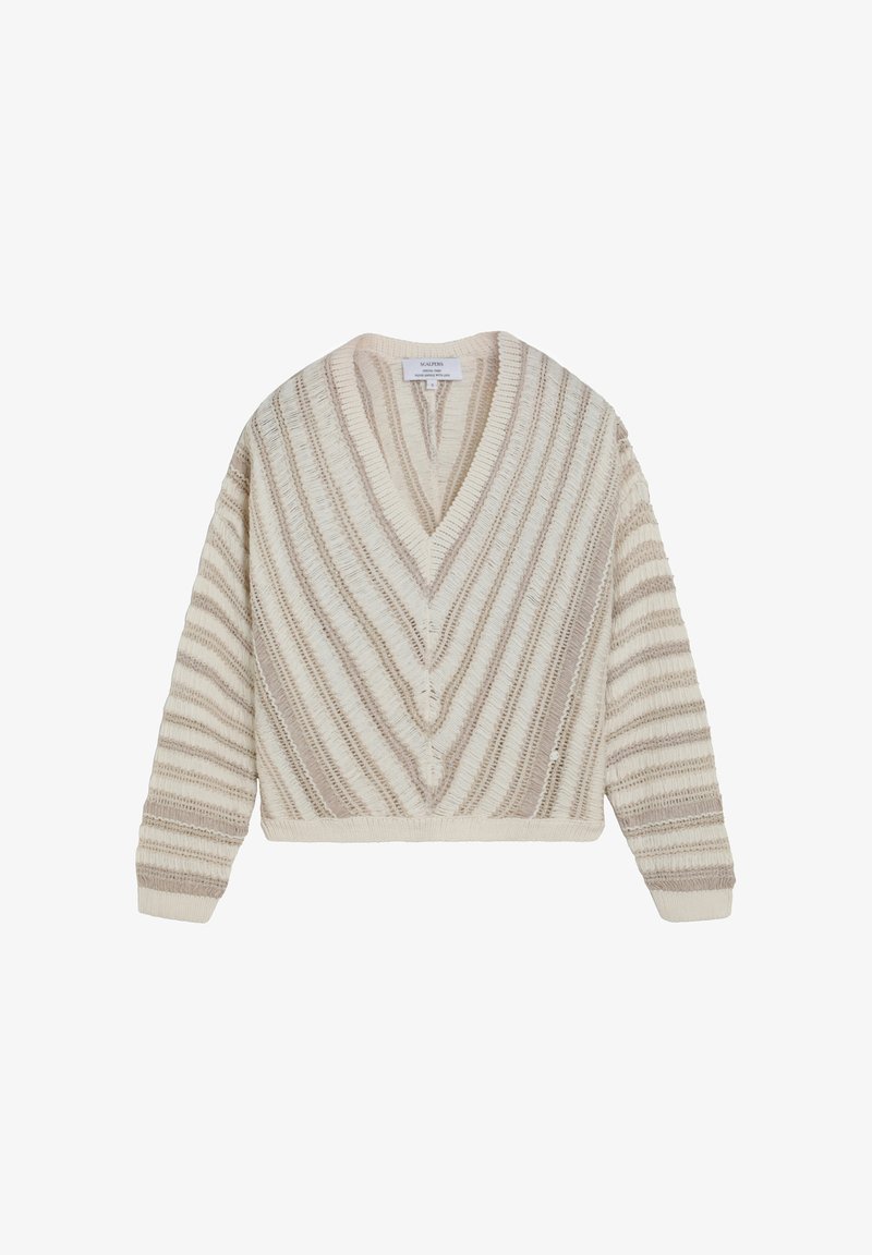 Beige en crèmekleurige gebreide trui met V-hals, lange mouwen en diagonaal gestreept patroon, plat gelegd op een witte achtergrond.