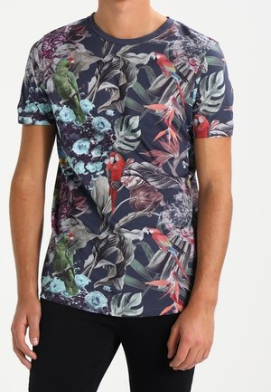 Navy T-Shirt mit einem lebendigen Blumen- und Papageienmuster, aus Baumwolle gefertigt. Kurze Ärmel und runder Halsausschnitt.