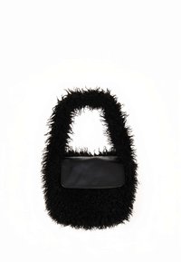 Czarna torebka o teksturowanym, puszystym korpusie i gładkiej, prostokątnej czarnej skórzanej klapie. Szeroki uchwyt do noszenia. Ogólnie zaokrąglony kształt.
