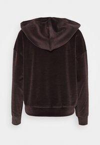 Felpa cappuccio in velluto morbido di colore marrone scuro, con un cappuccio ampio, spalle scese e polsini e orlo ribattuti. Design semplice e minimalista.