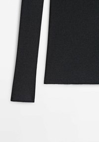 Sort ribbet langærmet top med en tætsiddende design. Texturen er glat, og kanten har en diskret, pæn syning.