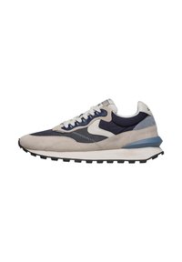 Scarpe da corsa caratterizzate da un mix di rete blu navy e suede grigio chiaro, dettagli texture, lacci bianchi e una suola in gomma nera.
