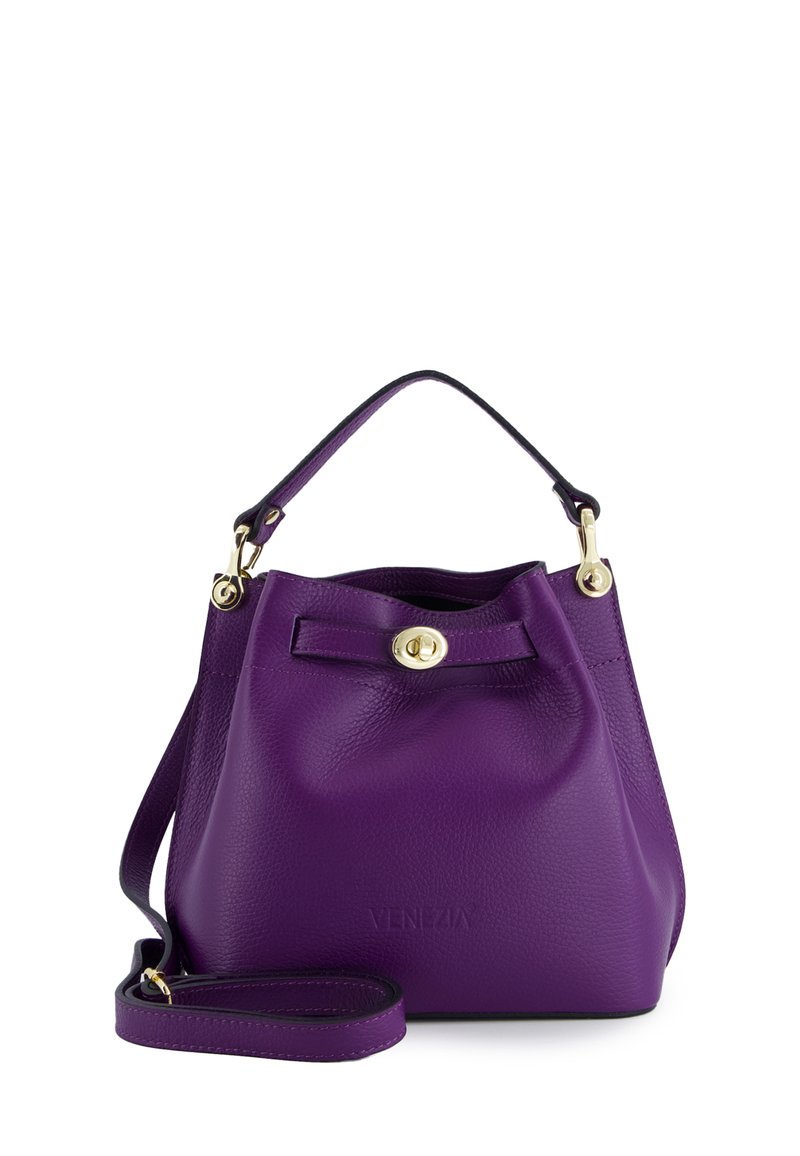 Lilla læder bucket taske med top-håndtag og aftagelig skulderrem. Har lukning med guldfarvet hardware og subtil præget branding.
