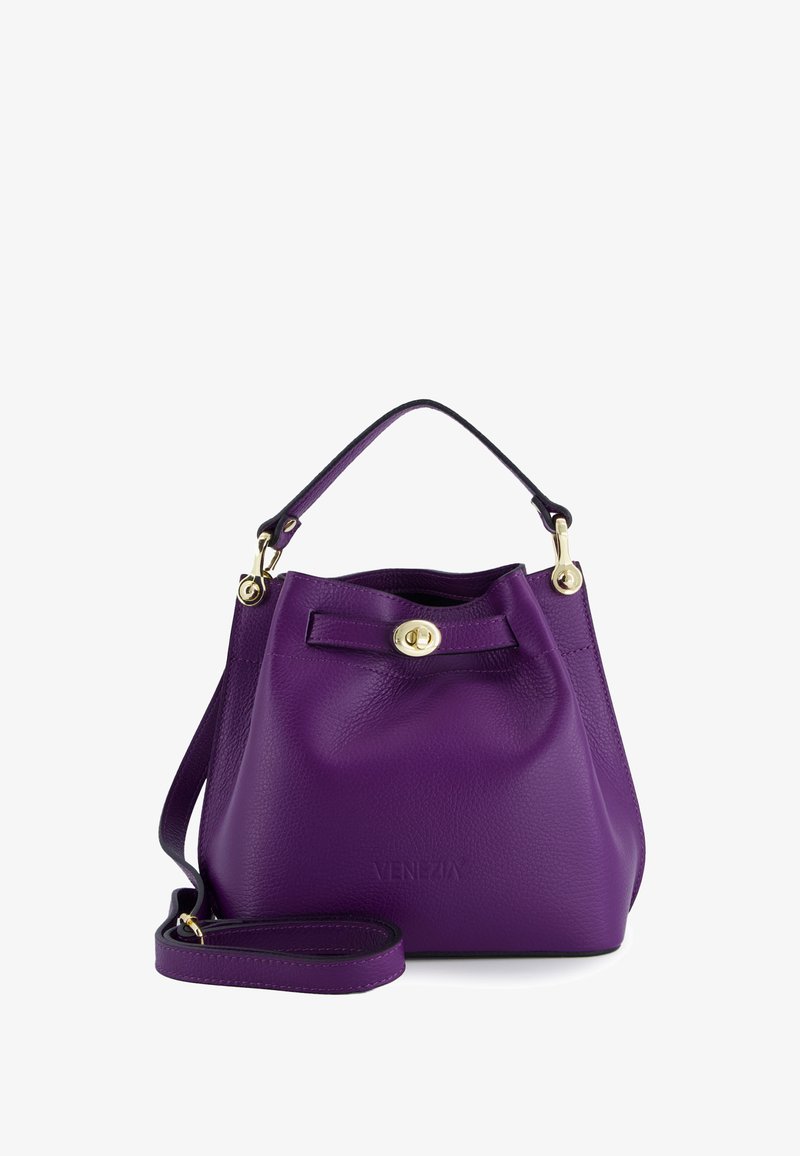 Fialová kožená kabelka ve tvaru kbelíku s horním madlem a odnímatelným ramenním popruhem. Má zapínání ve zlaté barvě a jemné reliéfní logo.