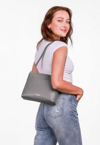 Šedá kožená kabelka se strukturovaným tvarem, s krátkým ramenním popruhem a zlatým logem na přední straně.