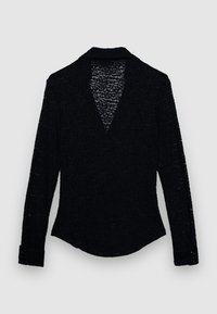 Camicia nera a maniche lunghe con tessuto strutturato, scollo a V e polsini con bottoni. Presenta un motivo intrecciato sobrio su tutta la superficie.