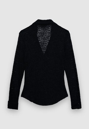 Schwarzes langärmeliges Hemd mit strukturiertem Stoff, V-Ausschnitt-Design und mit Knöpfen versehene Manschetten. Verfügt über ein dezentes gewebtes Muster im gesamten Stoff.