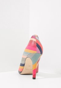 Multicolored high-heeled shoe featuring a leather upper with horizontal stripes in pink, gray, blue, and yellow. Pointed toe, sturdy heel.