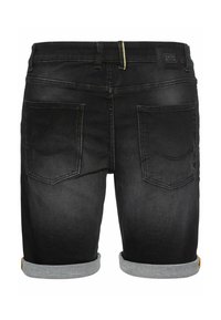 Schwarze Jeansshorts mit einem verblassten Textur, umgeschlagenen Säumen in Grau, zwei Gesäßtaschen mit geschwungenen Nähten und einem Markenetikett am Bund.