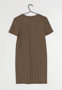 Hnědé kostkované šaty s krátkým rukávem, kulatým výstřihem a rovný střih. Vyrobeny z lehké tkaniny; mají mřížkový vzor v tmavších tónech.