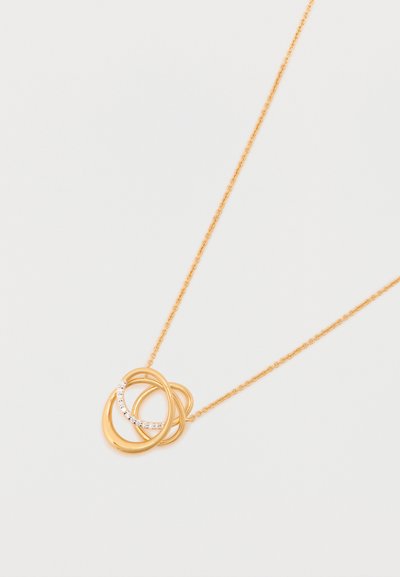 Colar em metal dourado com formas circulares entrelaçadas e um destaque curvado com pequenos cristais claros ao longo da borda.