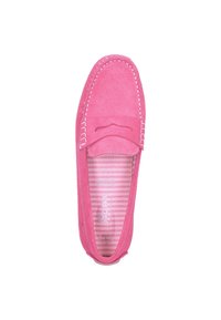 Rosa Wildlederloafer mit weißen Nähten, runder Spitze und einer strukturierten Innensohle mit rosa-weiß gestreiftem Design. Das Obermaterial hat eine kleine dekorative Schleife.