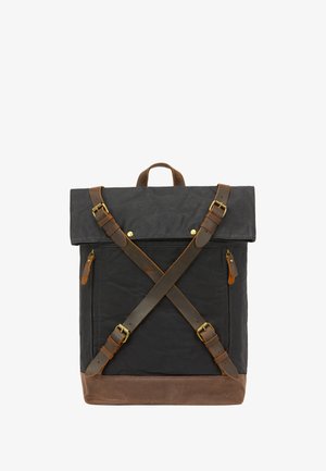 Zwarte canvas rugzak met bruine leren accenten, voorzien van een oprolgesp en X-vormige schouderbanden, en zijzakken met rits.