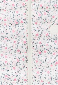 Giacca a vento imbottita con motivo floreale su base bianca, con fiori rosa e blu navy, zip centrale e una patch in gomma sul lato.