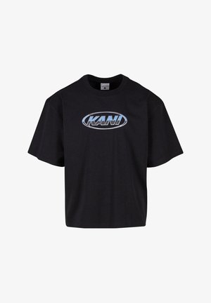 Fekete pamut póló laza fazonnal, középen világoskék ovális logóval, rajta vastag betűkkel a "KANI" felirattal. Rövid ujjú, kerek nyakú.