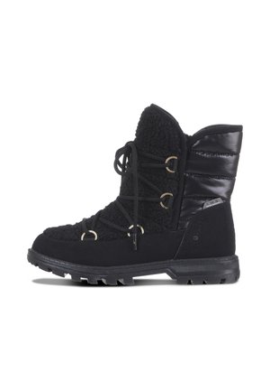 Bota de invierno negra con parte delantera de tela texturizada, parte trasera acolchada, ojales de metal y suela gruesa de goma, mostrada de lado sobre un fondo blanco.