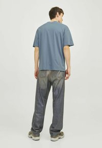 Jack & Jones JJEBRADLEY TEE O NECK - Basic T-shirt - goblin blue