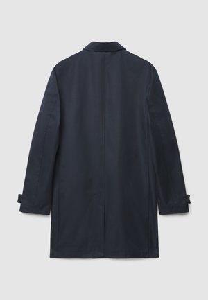 Manteau bleu marine en tissu lisse, doté d'une coupe droite, de manches longues et d'un col classique. Design épuré et minimaliste.