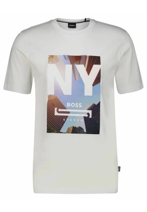 Weißes T-Shirt mit kurzen Ärmeln, einer Stadt-Skyline-Grafik, großem "NY"-Text und "BOSS STEREO"-Logo vorne in der Mitte.