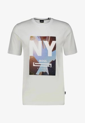 Weißes T-Shirt mit kurzen Ärmeln, einer Stadt-Skyline-Grafik, großem "NY"-Text und "BOSS STEREO"-Logo vorne in der Mitte.
