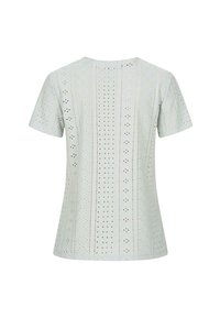 Světlý zelený top s krátkým rukávem z krajkového materiálu, který má vertikální perforace a diamantové vzory po celé ploše. Klasický design s oválným výstřihem.