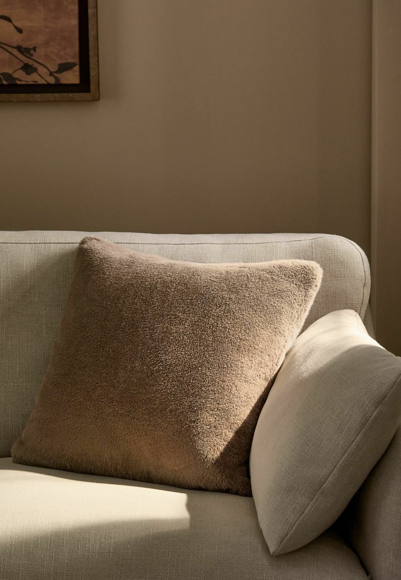 Next 50X50CM LUXE PLUSH FAUX FUR - Dekokissen - mink brown/braun